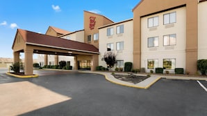 A Red Roof Inn with a covered entrance, multiple windows, and a parking lot. - Red Roof Inn Richmond, KY (Richmond)
