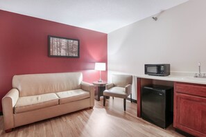 Escritorio, cortinas blackout y tabla de planchar con plancha 