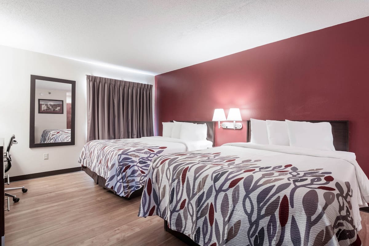 Suite, 2 Queen-Betten, Nichtraucher | 1 Schlafzimmer, Schreibtisch, Verdunkelungsvorhänge