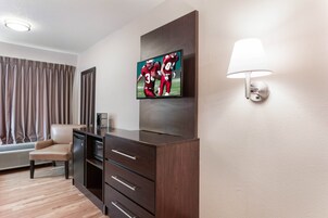 高级房, 1 张特大床, 无烟房 | 办公桌、遮光窗帘、熨斗/熨衣板、免费 WiFi