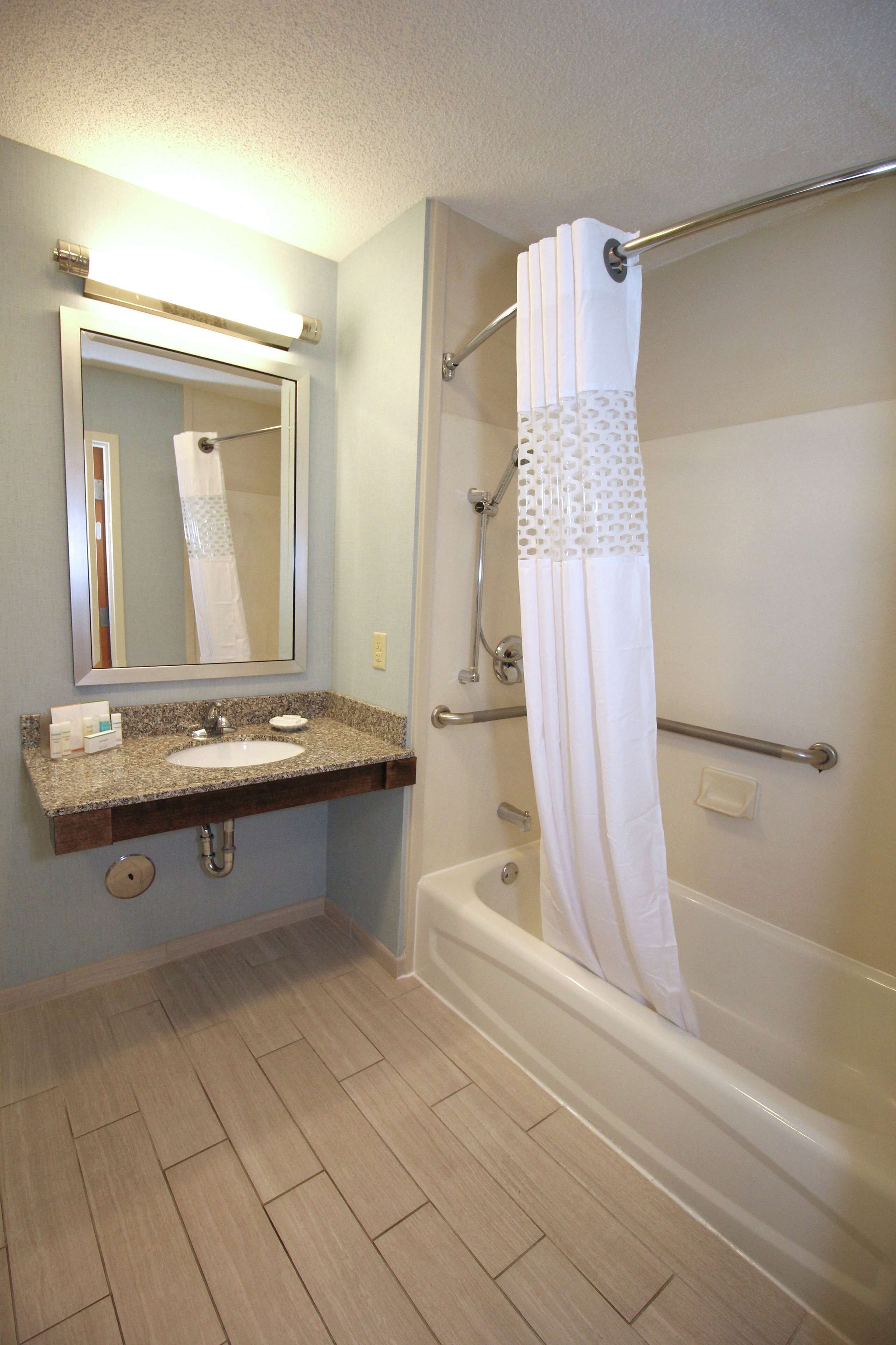 room, 1 king bed, accessible, non smoking | bathroom | bathtub, free toiletries, hair dryer, towels