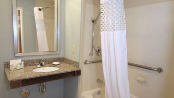 Habitación, 1 cama de matrimonio grande, accesible para personas con discapacidad, no fumadores | Baño | Bañera, artículos de higiene personal gratuitos y secador de pelo