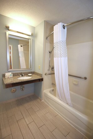 Habitación, 1 cama de matrimonio grande, accesible para personas con discapacidad, no fumadores | Baño | Bañera, artículos de higiene personal gratuitos y secador de pelo