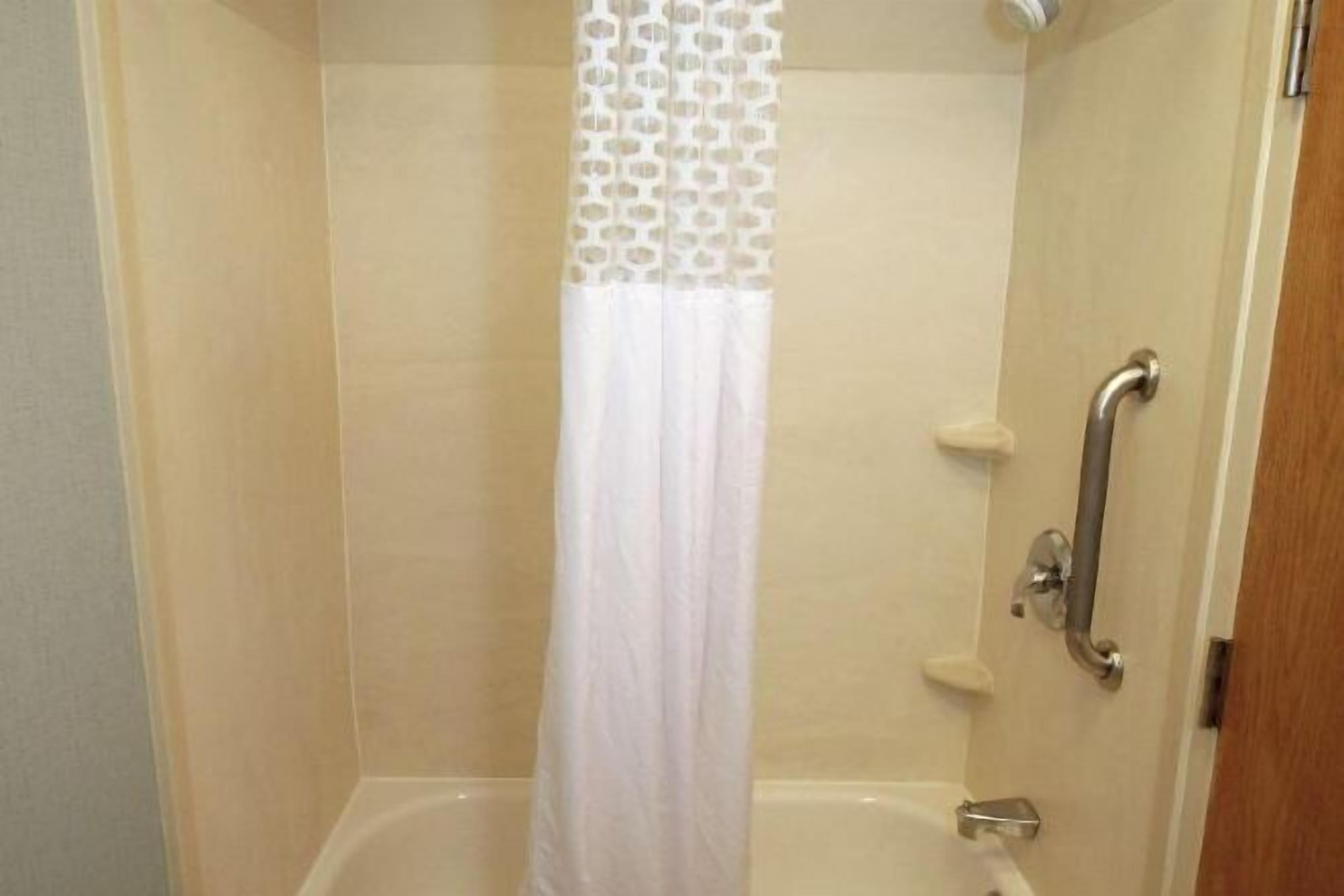 Baignoire, articles de toilette gratuits, sèche-cheveux