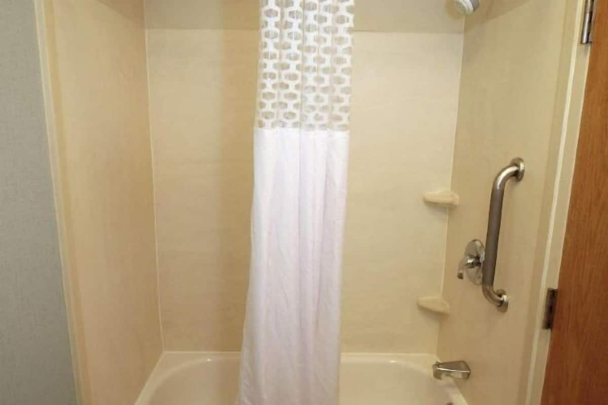 Baignoire, articles de toilette gratuits, sèche-cheveux