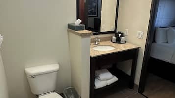 Combined shower/tub, free toiletries, hair dryer, towels