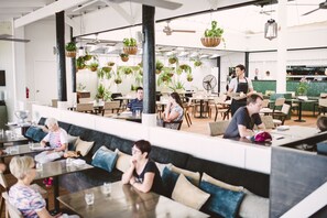 朝食、ランチ、ディナーに営業 (ビーチビュー)