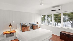 3 Bedroom Beach Front Apartment | 1 間睡房、房內夾萬、隔音、熨斗/熨衫板