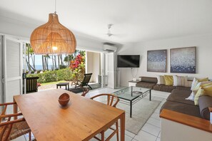1 Bedroom Beach Front Apartment - Complimentary Parking, WiFi and Daily Beach Yoga | Dining room