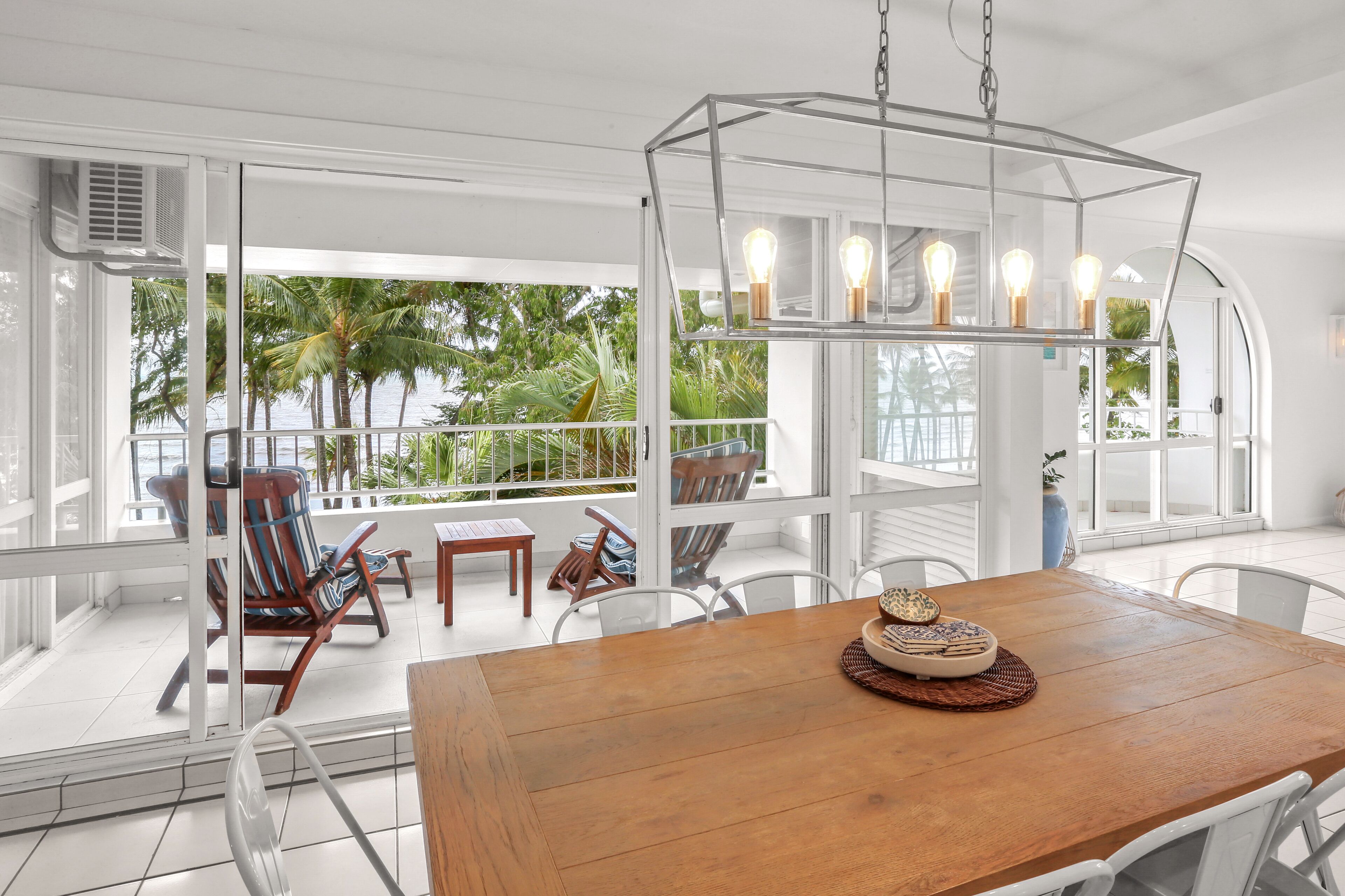 3 Bedroom Beach Front Apartment | ダイニングルーム