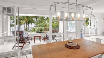 3 Bedroom Beach Front Apartment | Sala de jantar