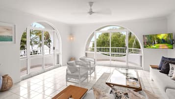 3 Bedroom Beach Front Apartment | Soggiorno | Smart TV 50 pollici con canali digitali, TV, Netflix