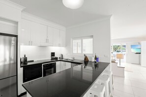 4 Bedroom Beach Front Apartment | 専用キッチン | 大型冷蔵庫、電子レンジ、オーブン、コンロ