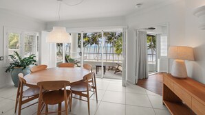 4 Bedroom Beach Front Apartment | 客廳 | 50 吋智能電視連數碼電視頻道、電視、Netflix