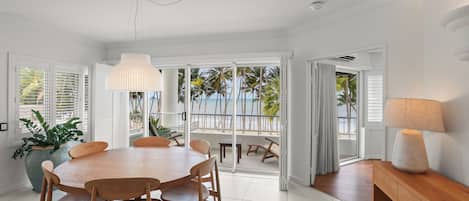 4 Bedroom Beach Front Apartment | リビング エリア | 50 インチのスマートテレビ (デジタル放送視聴可)、テレビ、Netflix