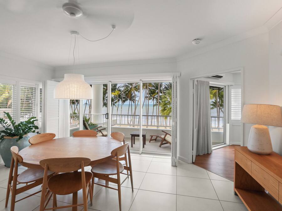 4 Bedroom Beach Front Apartment - Complimentary Parking, WiFi and Daily Beach Yoga | Living area