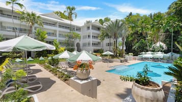 3 piscinas externas, guarda-sóis, espreguiçadeiras