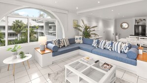 3 Bedroom Pool View Apartment | 1 間睡房、房內夾萬、隔音、熨斗/熨衫板