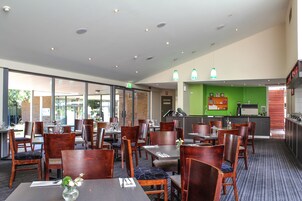 Café da manhã com buffet todos os dias (AUD 19.50 por pessoa) 