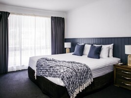 Cortinas blackout, berços grátis, Wi-Fi de cortesia, roupa de cama