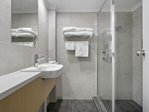 Blackout drapes, free cribs/infant beds, free WiFi, bed sheets - ibis Styles Canberra Eaglehawk (Sutton)