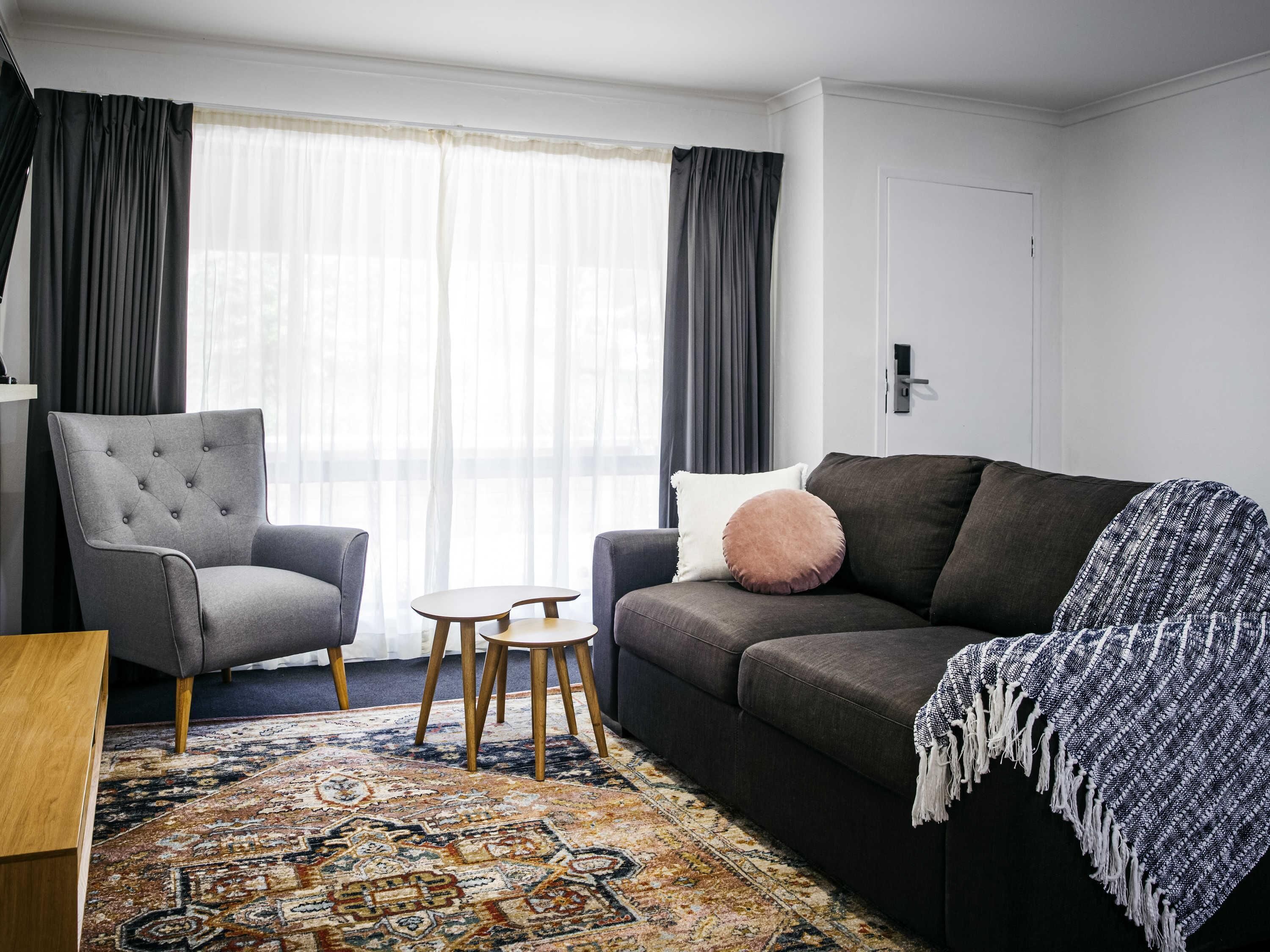 Cortinas opacas, cunas gratuitas, wifi gratis y ropa de cama