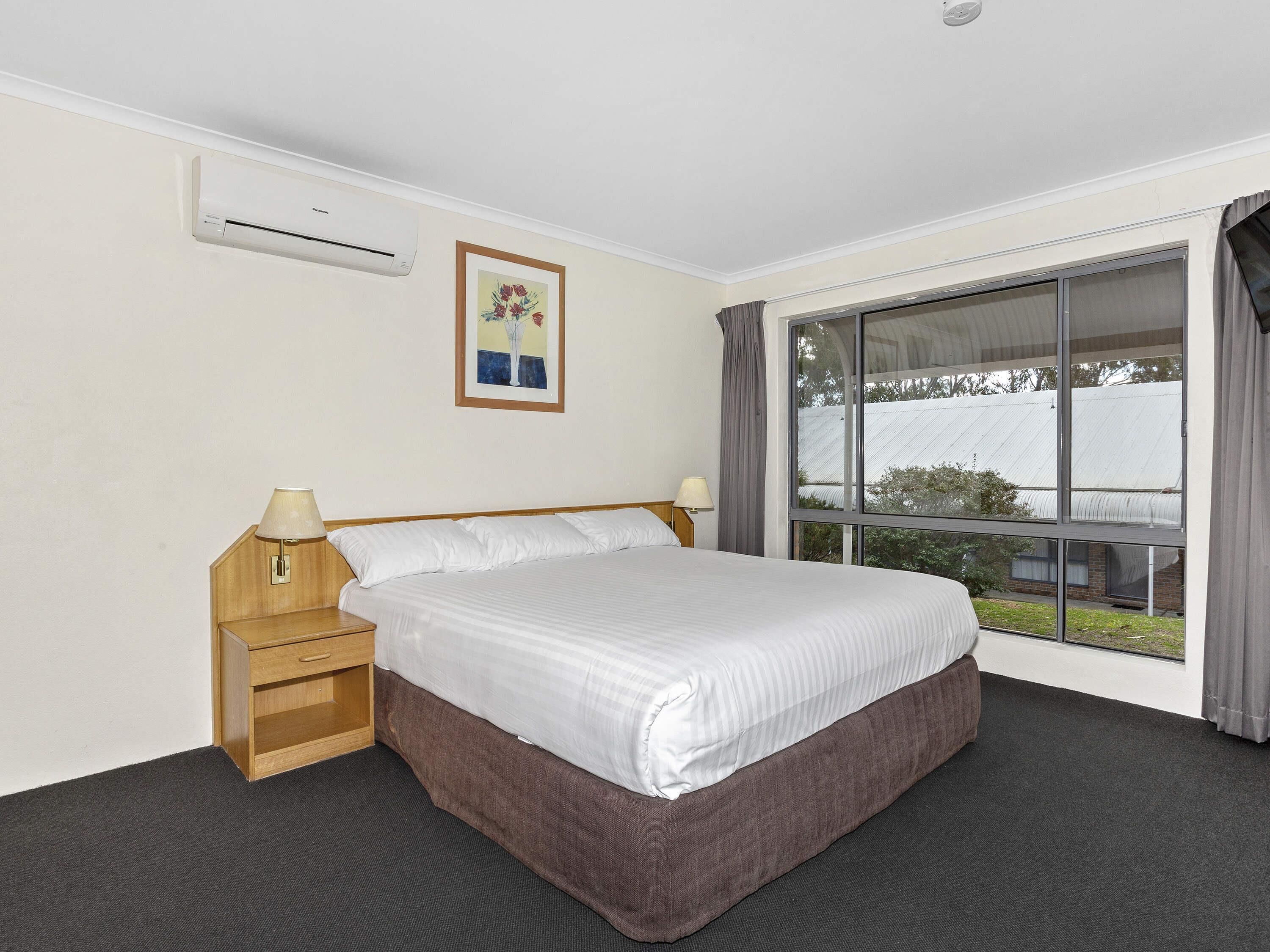 Superior Room, 1 King Bed | Blackout drapes, free cribs/infant beds, free WiFi, bed sheets