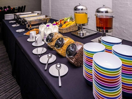 Dinner served . ibis Styles Canberra Eaglehawk