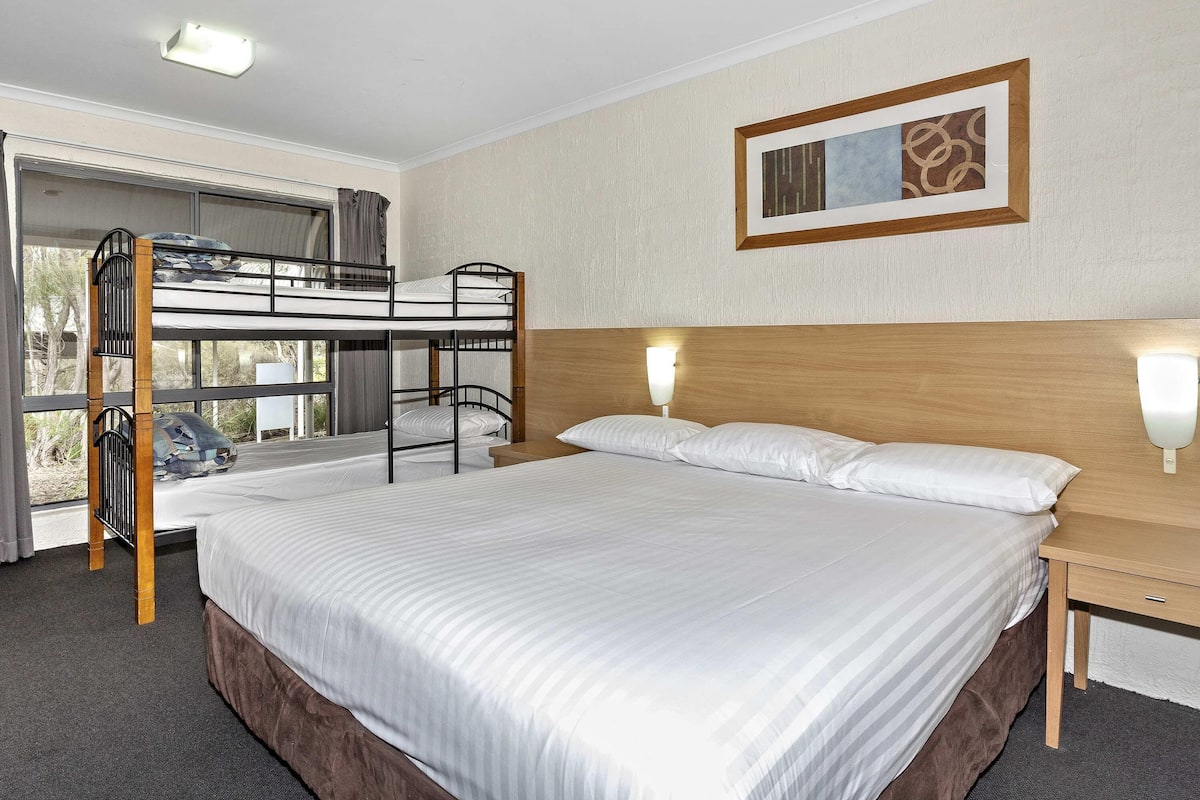 Chambre Standard (1 King Bed and 1 Bunk Bed)