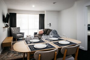 Deluxe Apartment, 1 King Bed | In-room dining - ibis Styles Canberra Eaglehawk (Sutton)