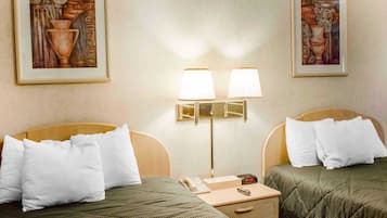 Bureau, fer et planche à repasser, lits pliants/supplémentaires