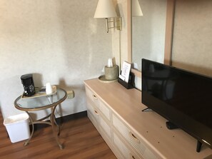 Habitación doble estándar, 2 camas matrimoniales, para no fumadores | Escritorio, tabla de planchar con plancha, camas extra y wifi gratis 