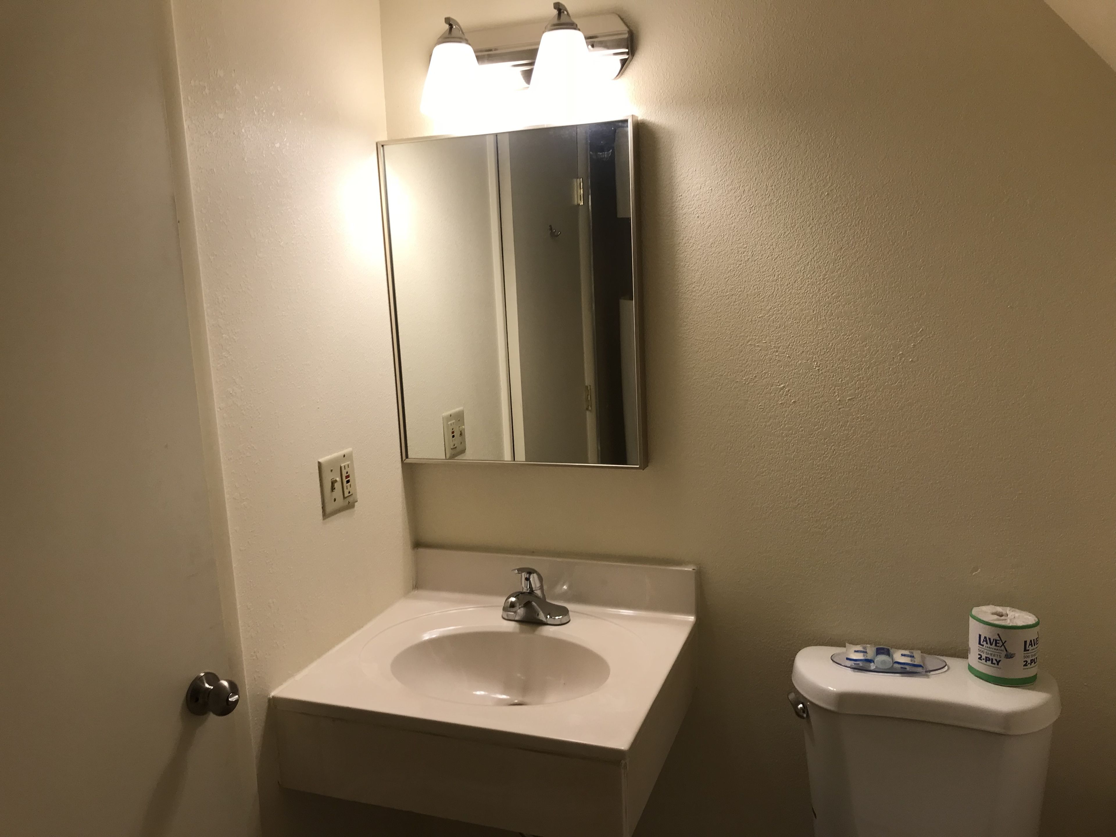 مستلزمات مجانية للعناية الشخصية، مجففات شعر، مناشف