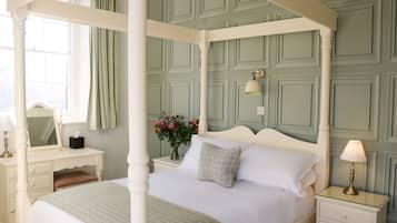 Habitación | Escritorio, tabla de planchar con plancha, ropa de cama