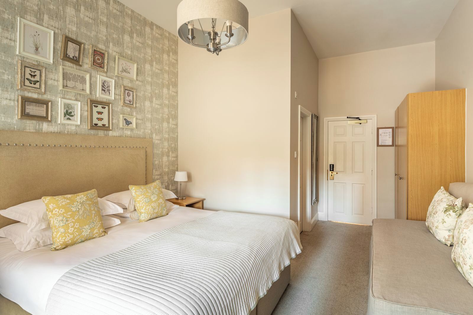 家庭房 | 办公桌、熨斗/熨衣板、床单