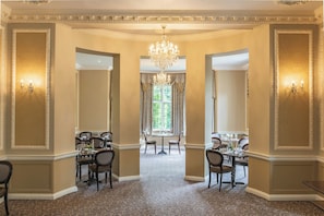 Déjeuner et dîner servis sur place