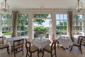Déjeuner et dîner servis sur place
