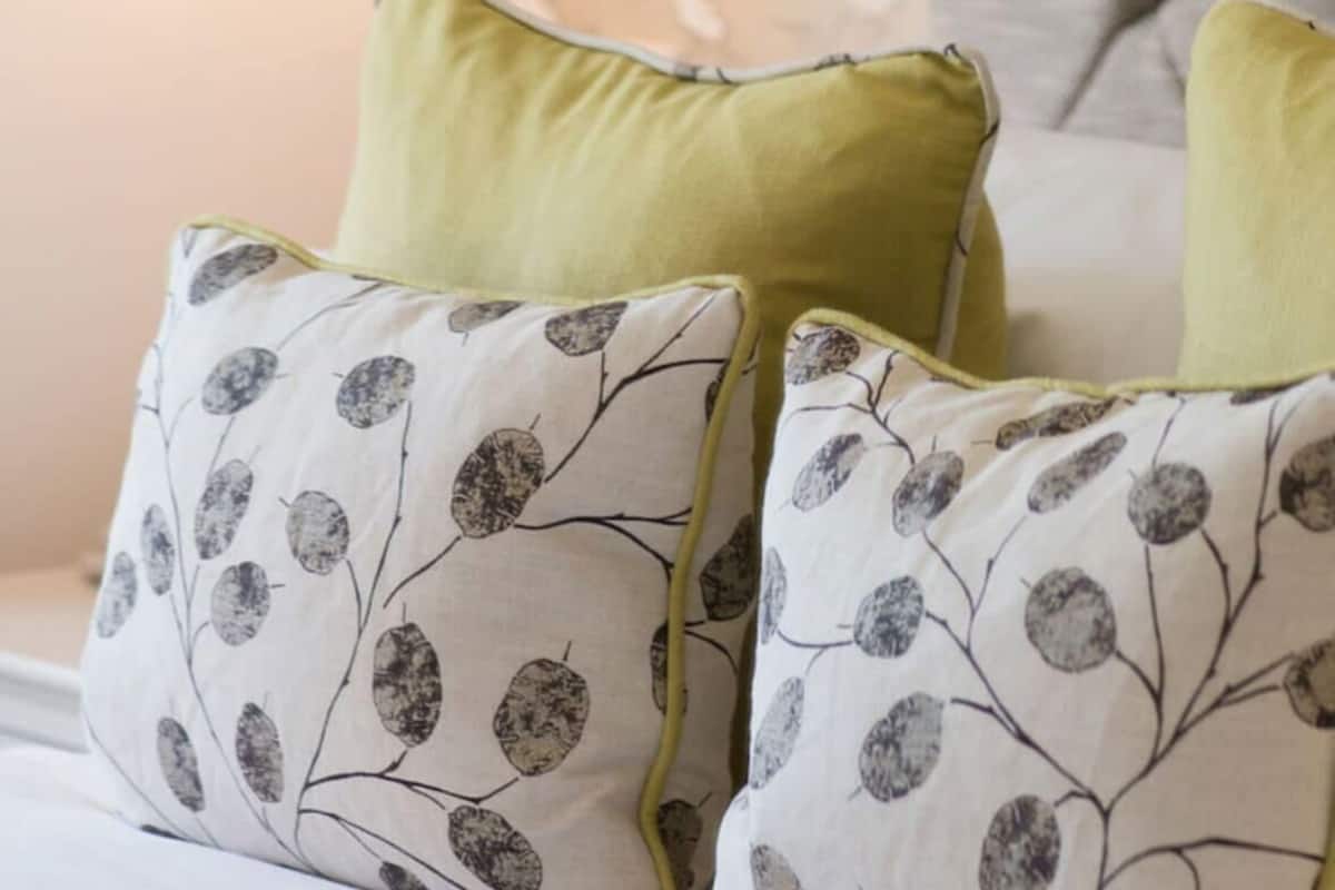 Escrivaninha, ferros/tábuas de passar roupa, roupa de cama