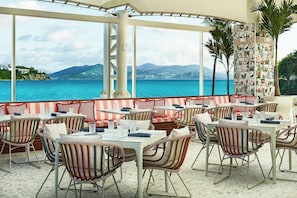 4 restaurants, breakfast served