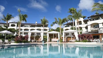 2 buitenzwembaden, zwembadcabana's (toeslag) en parasols bij het zwembad