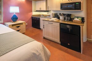 Standard Studio, Non Smoking, Kitchenette | Property amenity