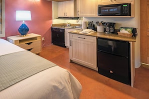 Standard Studio, Non Smoking, Kitchenette | Property amenity
