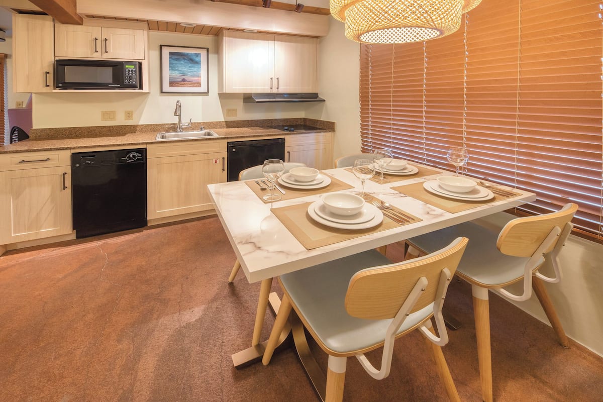 standard studio, non smoking, kitchenette | in-room dining