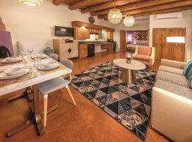 Televisión LCD, chimenea, reproductor de DVD, películas con cargo