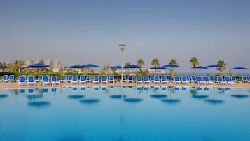 Piscine couverte, piscine extérieure (ouverte en saison)