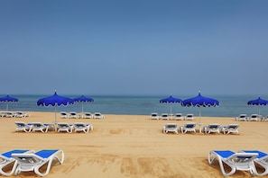 Plage privée, chaises longues, parasols