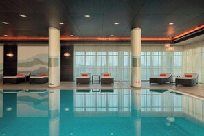 室內游泳池和季節性室外游泳池，開放時間為 06:00 至 23:00，提供泳池遮陽傘和日光浴躺椅
