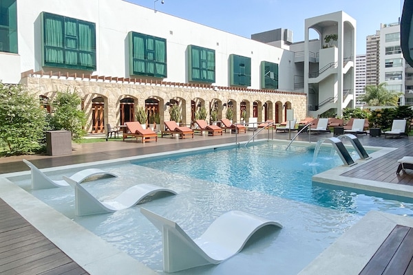 Piscina interna, piscina externa, espreguiçadeiras