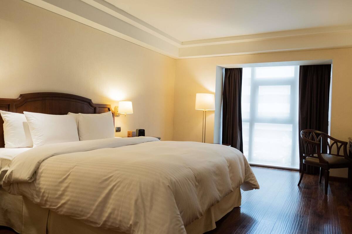 Premier Room, 1 King Bed | Premium bedding, down comforters, memory foam beds, minibar