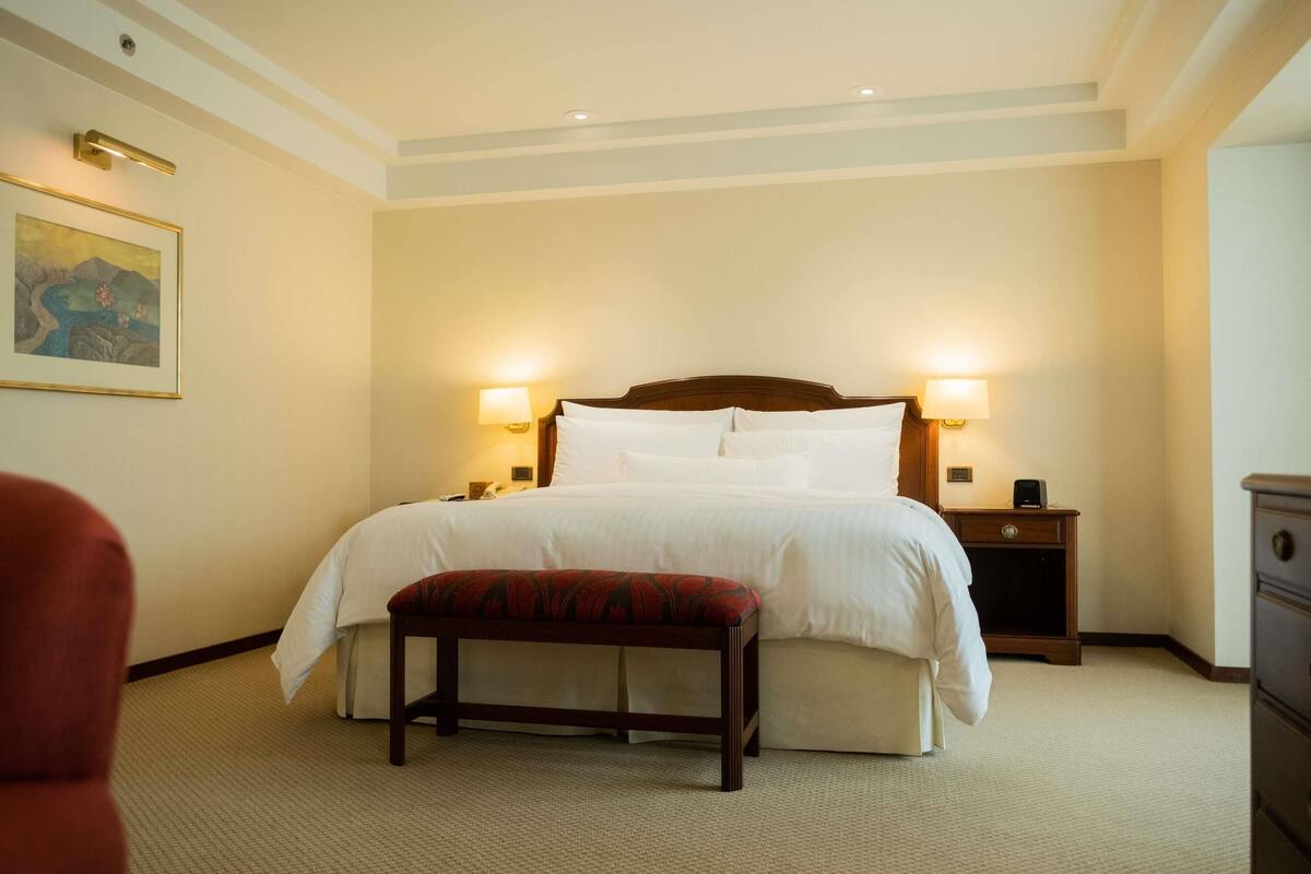 Grand Room, 1 King Bed, City View | Premium bedding, down comforters, memory foam beds, minibar